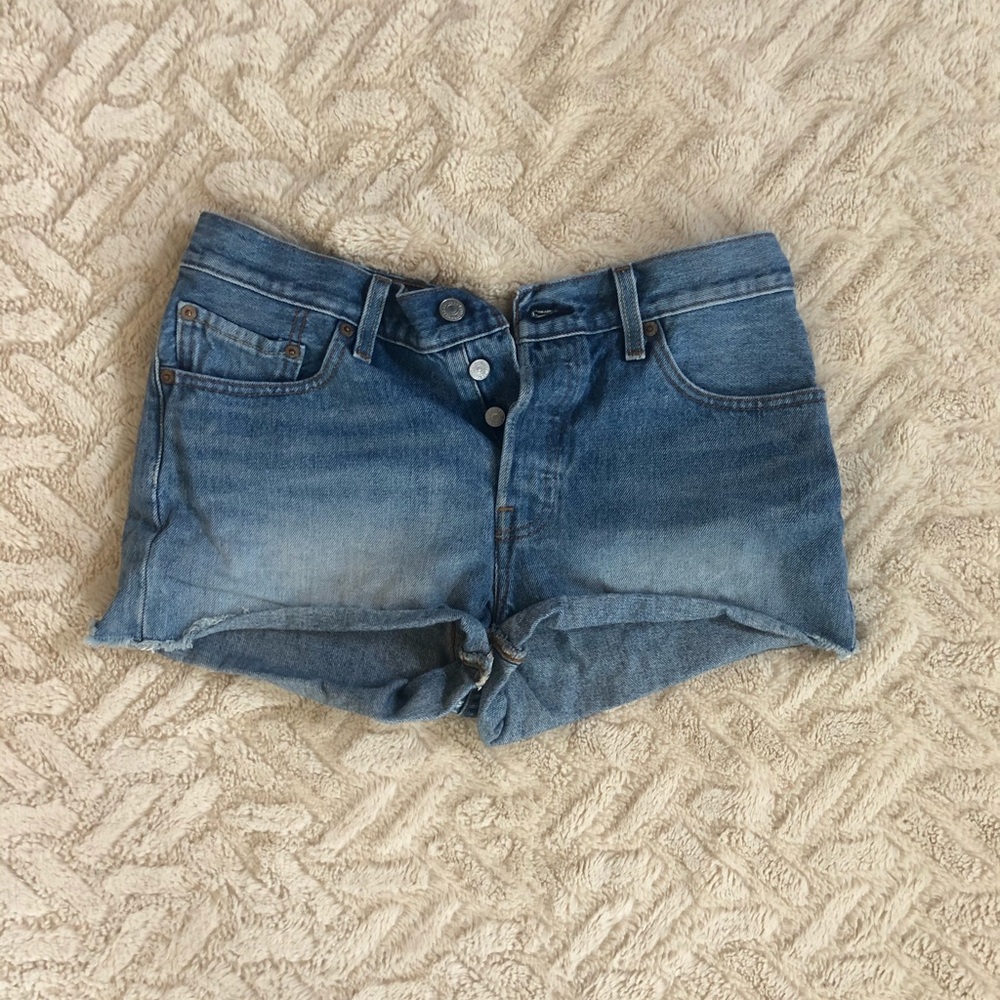 Levi’s Women’s Mid Rise Button up jean shorts
